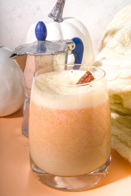 Bebidas quentes de outono. creme de abóbora caseiro picante feito de creme ou leite e purê de abóbora com especiarias. licor, ingrediente para café com leite de abóbora