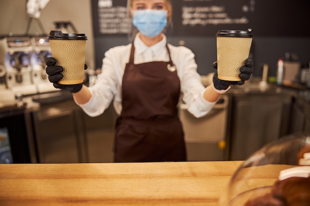 Bebidas quentes prontas para serem levadas da cafeteria
