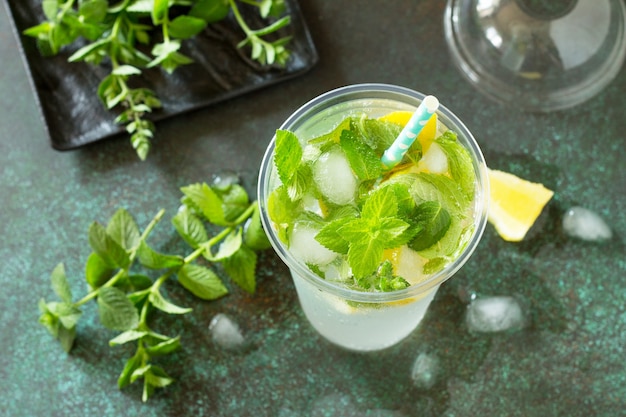 BEBIDAS REFRESCANTES Bebida refrescante de verano limón con menta y hielo