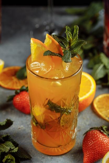 Bebidas refrescantes coloridas para o verão, suco de limonada de morango gelado com cubos de gelo nos copos enfeitados com limões frescos fatiados.