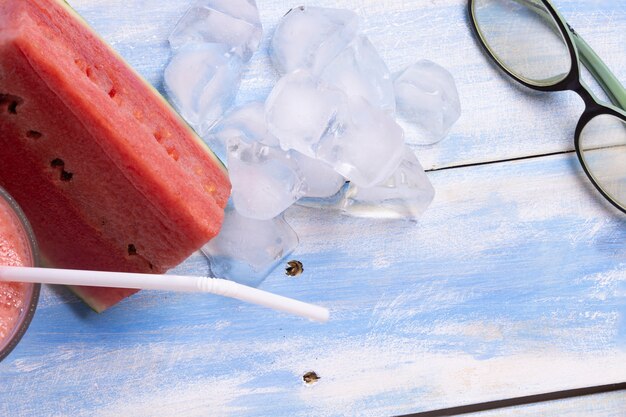 Bebidas refrescantes coloridas para o verão