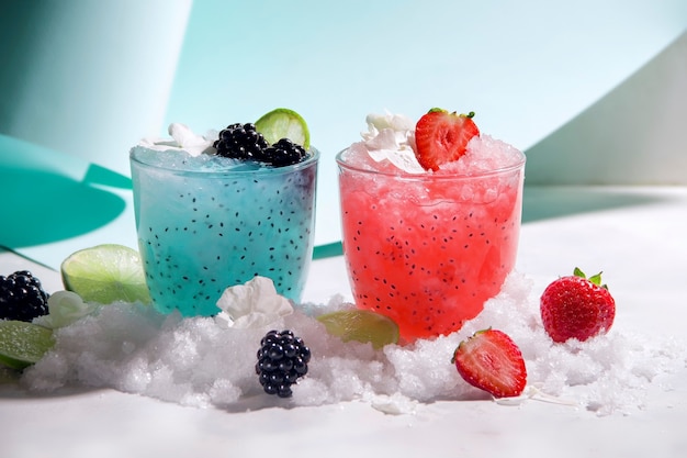 Bebidas refrescantes de verão decoradas com frutas vermelhas em um fundo azul