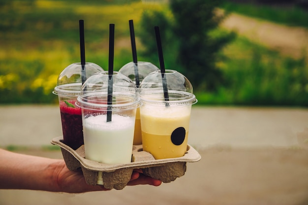 Bebidas refrescantes de verão podem ser retiradas de uma cafeteria. Batido, café e batido.