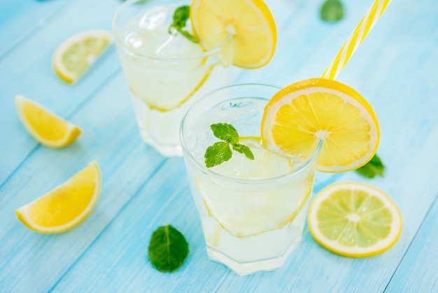 Bebidas refrescantes para el verano, jugo de limonada frío con limones frescos en rodajas