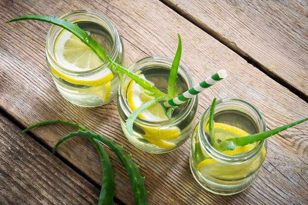 Bebidas saludables de aloe vera con rodajas de limón Vista superior