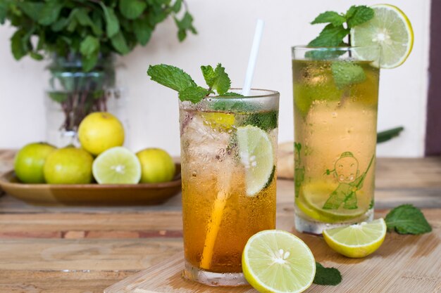 bebidas saludables a base de hierbas jugo de té de limón frío y jugo de limón para el cuidado de la salud con hojas de menta y rodaja de limón