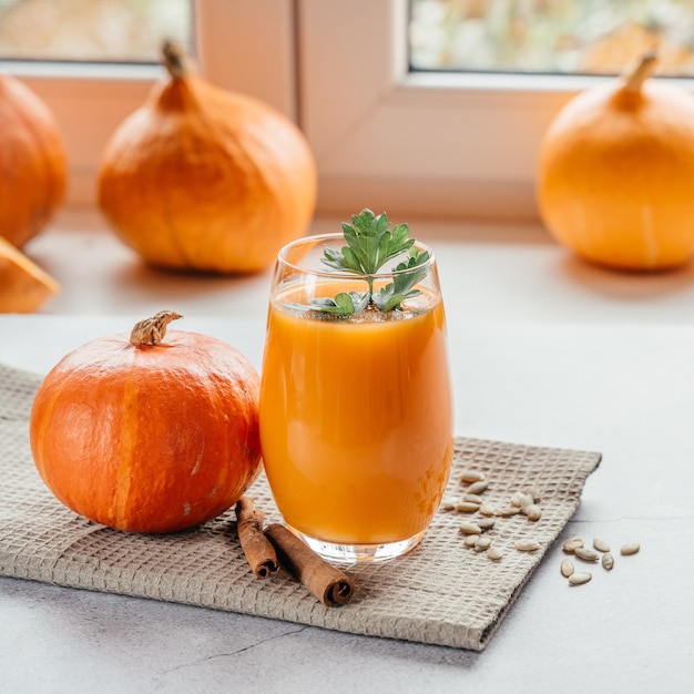 Bebidas saludables de otoño, jugo de calabaza con perejil y semillas de calabaza, espacio de copia