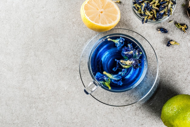 Bebidas saludables, té orgánico de flor de guisante de mariposa azul con limas y limones