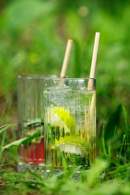 Bebidas saludables de verano con limón y lima.