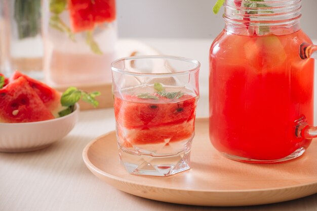 Bebidas de sandía en la superficie blanca