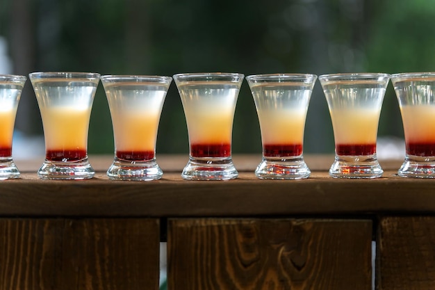 Bebidas de tiro en fila Tragos alcohólicos en un mostrador de madera Clouseup