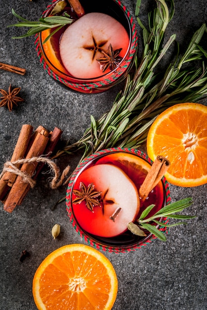 Bebidas tradicionais de inverno e outono. cocktails de natal e ação de graças. vinho quente com laranja, maçã, rosemar