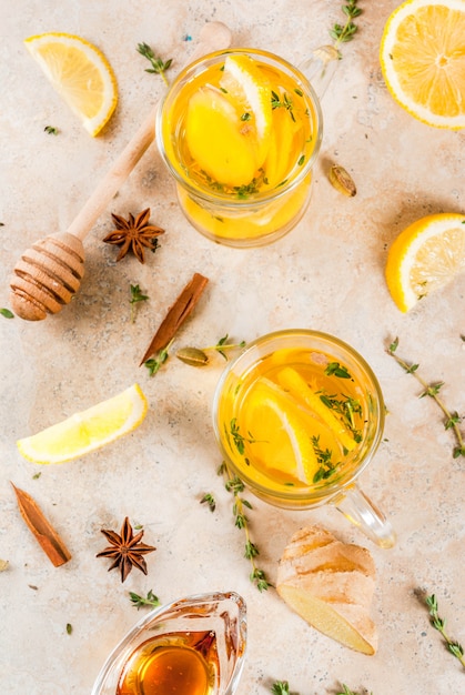 Bebidas tradicionais de outono e inverno. aquecimento de chá quente com limão, gengibre, especiarias (anis, canela) e ervas (tomilho)