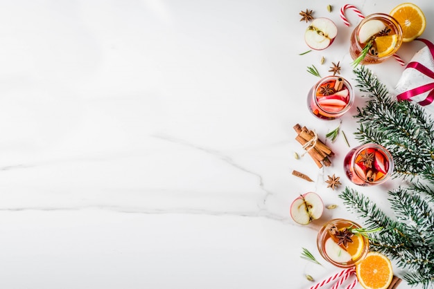 Bebidas tradicionales de invierno, cóctel de vino blanco y tinto caliente, con vino blanco y tinto.