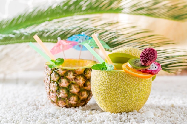 Bebidas tropicais em frutas frescas na praia