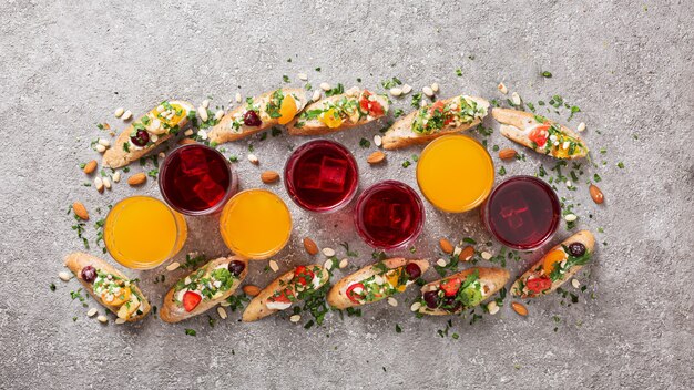 Bebidas de verano y bocadillos de frutas.