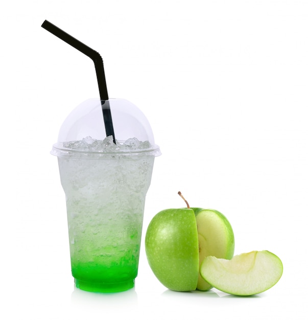 Bebidas de verano con manzana verde aislado