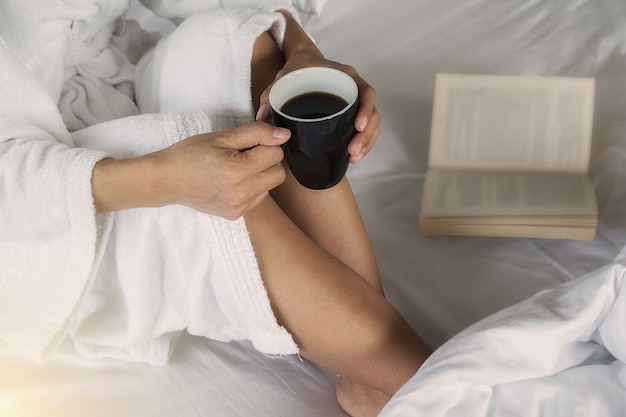 Bebiendo café y leyendo en la cama