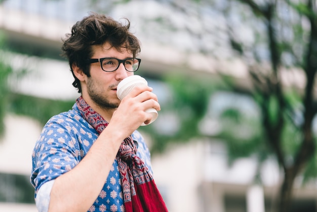 Bebiendo café