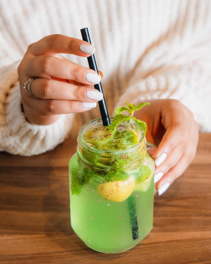 bebiendo mojito de lima