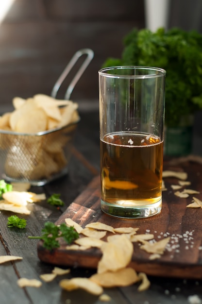 Becher Bier auf hölzernem Hintergrund