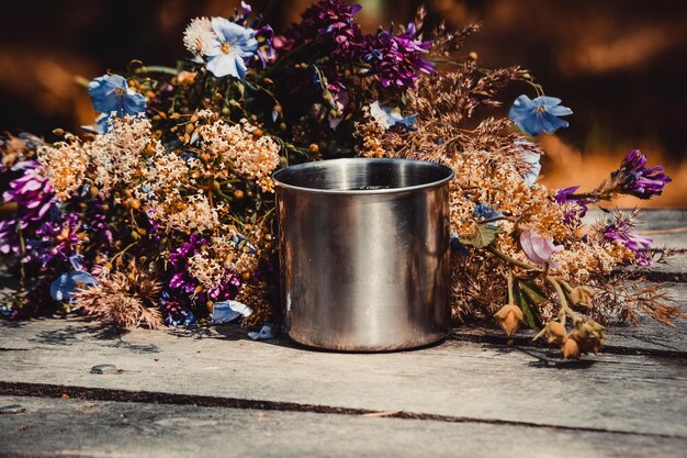 Becher für Touristen auf einem Tisch mit Blumen