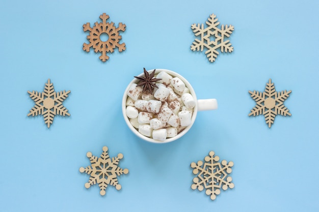 Becher Kakaoeibische und große hölzerne Schneeflocken