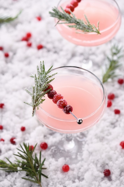 Becher mit Cranberry Margarita mit kandierten Cranberries, Rosmarin.