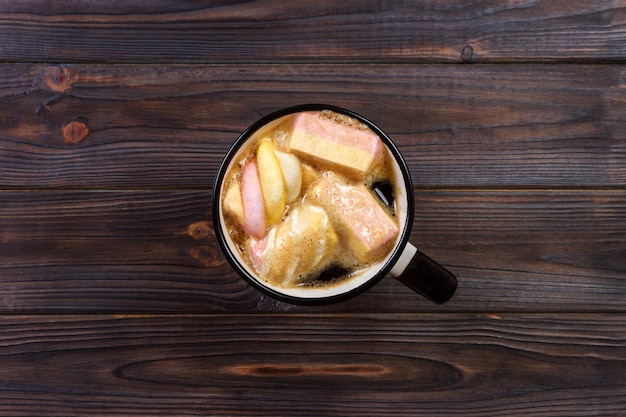 Becher mit heißer Schokolade und Eibischen auf Holztisch. Heiße Schokolade mit Eibisch. warmer Kakao mit Marshmallows. Schale heißer Kakao mit Eibischen auf dem Holztisch