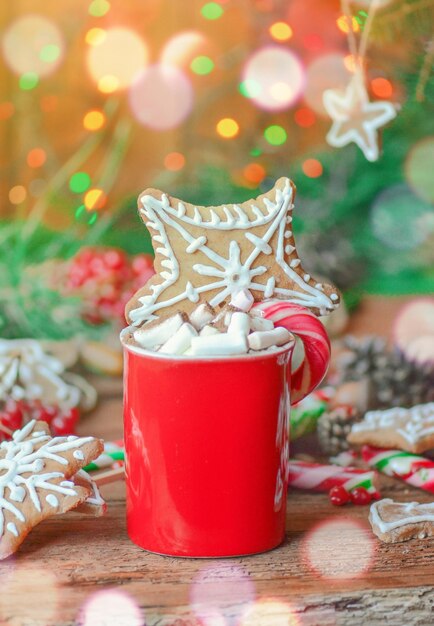 Becher mit heißer Schokolade und Lebkuchenplätzchen Gemütlicher Wintertag Weihnachtsschmuck