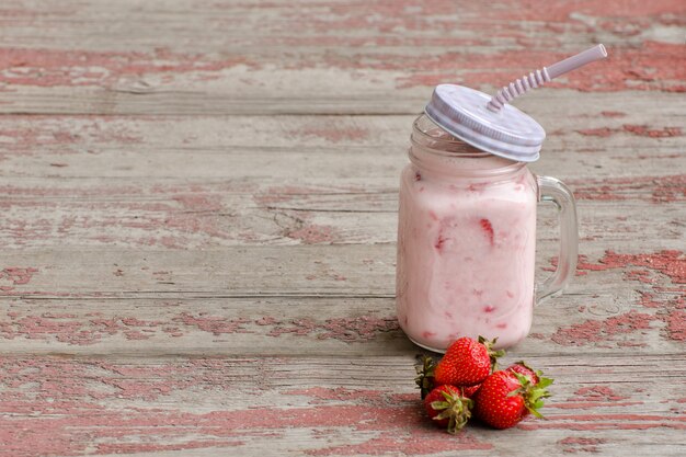 Becher mit Joghurt und Erdbeeren