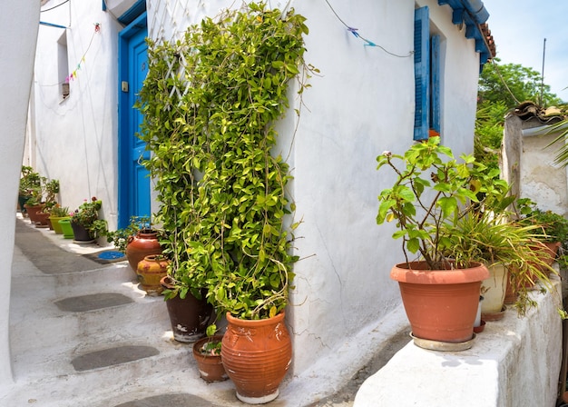 Beco cênico com casa velha no distrito de Plaka, Atenas