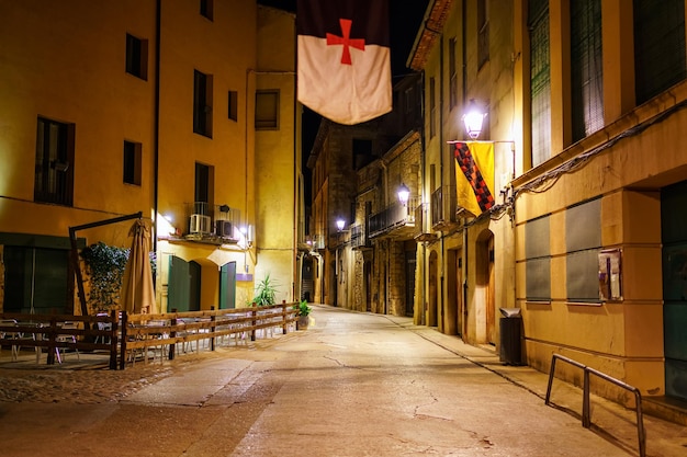 Beco com velhas casas de pedra à noite na vila medieval de Besalu Girona Espanha