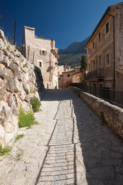 Beco na antiga vila de fornalutx, maiorca, espanha