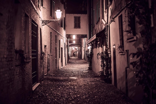 Beco noturno em Ferrara