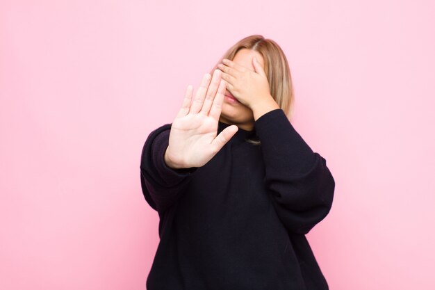 Bedecken Sie das Gesicht mit der Hand und legen Sie die andere Hand nach vorne, um die Kamera anzuhalten und Fotos oder Bilder abzulehnen