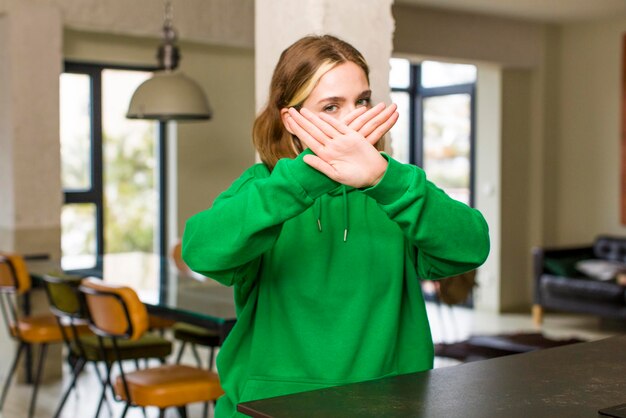 Bedecken Sie das Gesicht mit der Hand und legen Sie die andere Hand nach vorne, um zu verhindern, dass die Kamera Fotos oder Bilder ablehnt