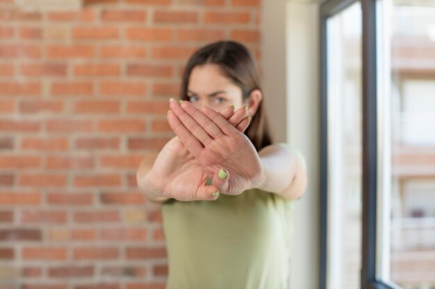 Foto bedecken sie das gesicht mit der hand und legen sie die andere hand nach vorne, um zu verhindern, dass die kamera fotos oder bilder ablehnt