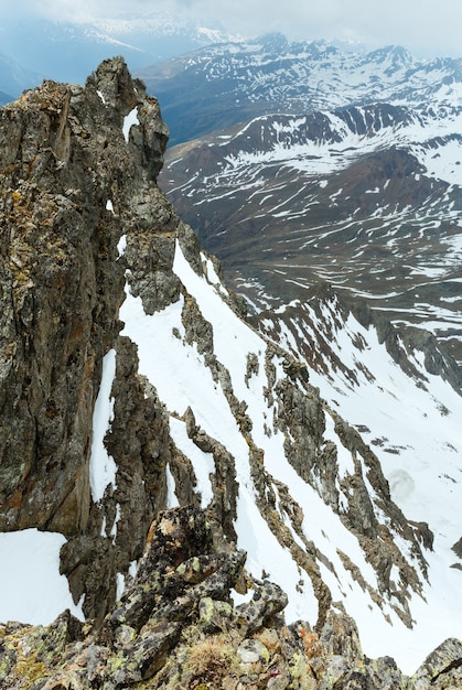 Bedeckter Bergblick mit steinigem Felsen über dem Abgrund (nahe Kaunertal Gletscher an der österreichisch-italienischen Grenze)