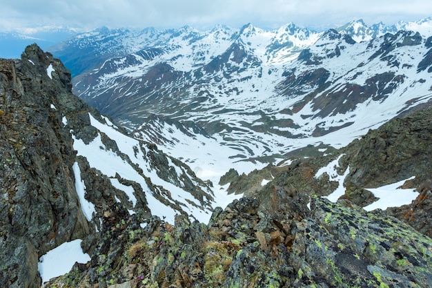 Bedeckter Bergblick von der oberen Station des Karlesjoch-Seilbahns (3108 m, nahe Kaunertal Gletscher an der österreichisch-italienischen Grenze)