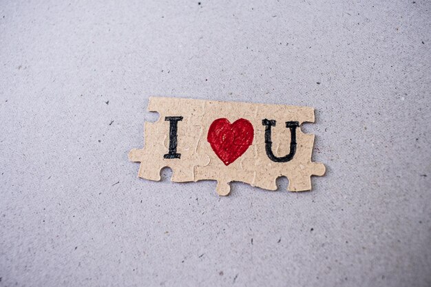 Bedeutende Papier-Puzzles "Ich liebe dich" und Papier-Hintergründe