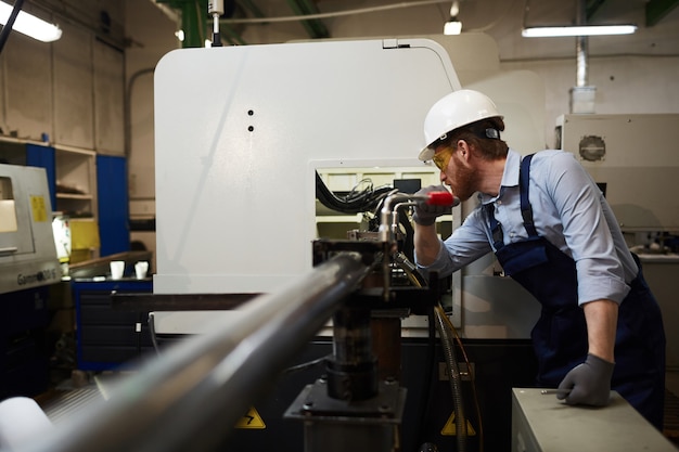 Bediener arbeitet an der Drehmaschine