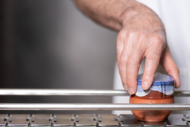 Bediener prüft die Qualität in der letzten Produktionsphase