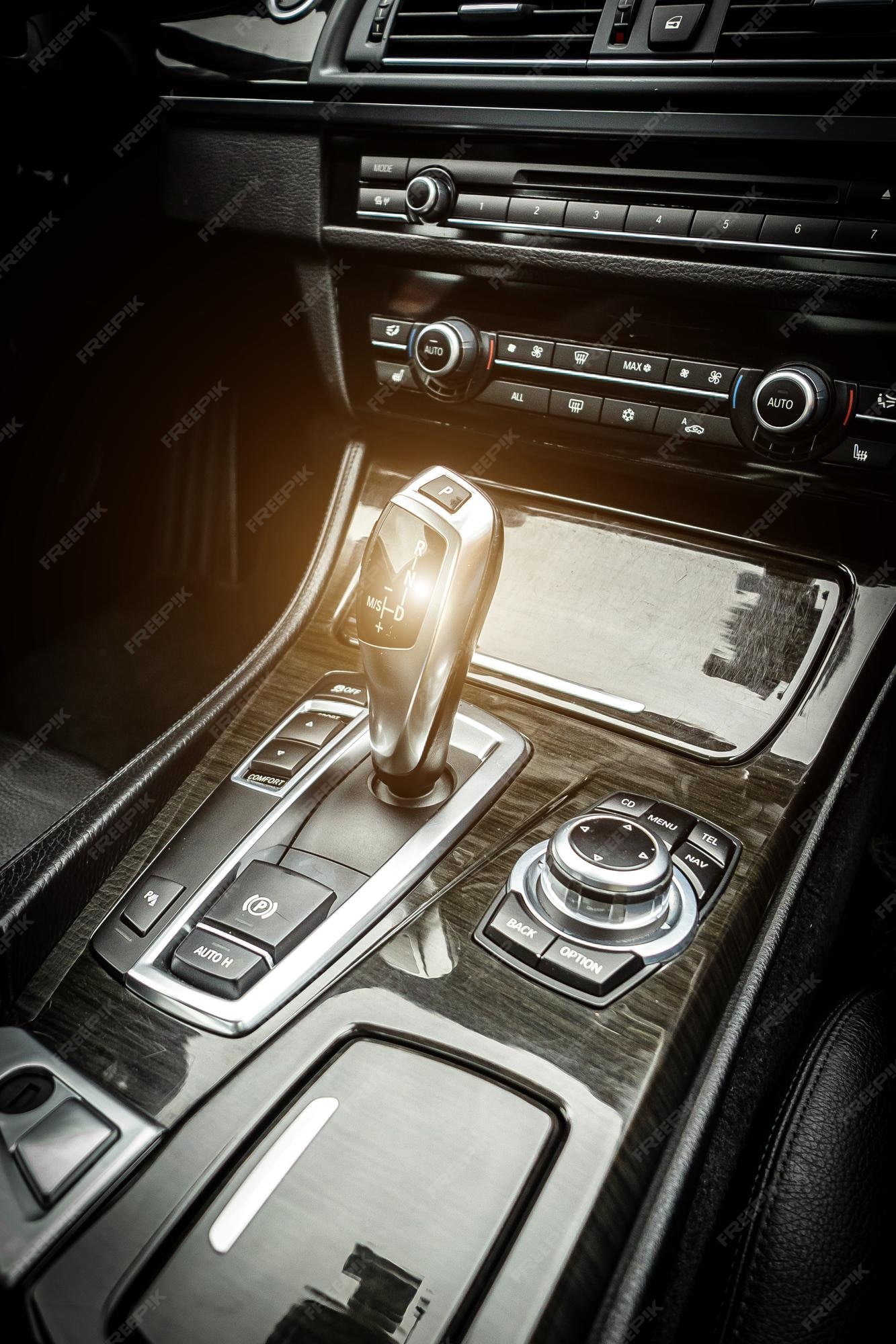 Uitpakken donderdag Wrok Bedienfeld dashboard autofragment automatische getriebeschaltung im auto | Premium-Foto Uitpakken donderdag Wrok Bedienfeld dashboard autofragment automatische getriebeschaltung im auto | Premium-Foto