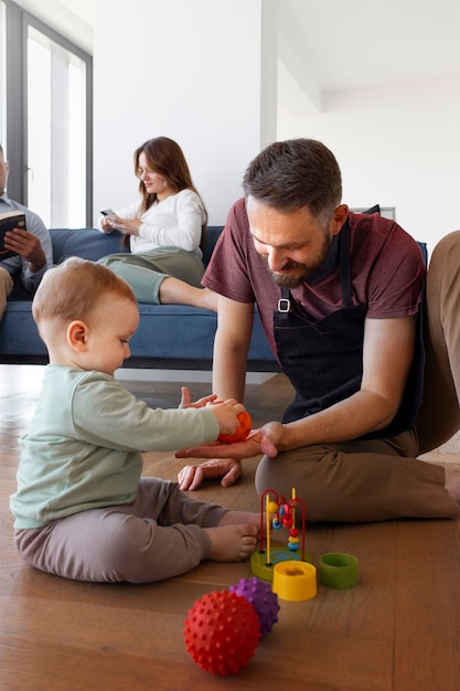 Bediensteter, der kleinen Jungen babysittet