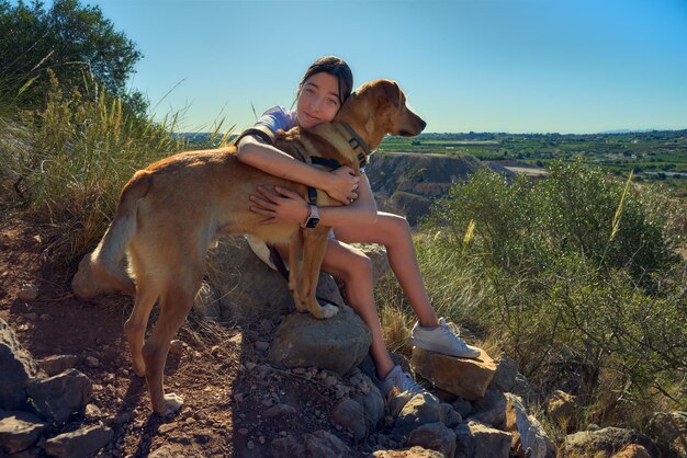 Bedingungslose Liebe zwischen einem Mädchen und einem Hund