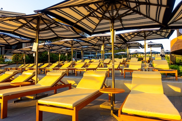 bedpool com guarda-chuva em torno da piscina no resort hotel