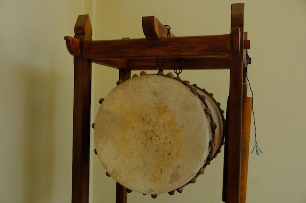 bedug masjid é um dos tambores usados no gamelão. Também é usado entre os muçulmanos na Indonésia