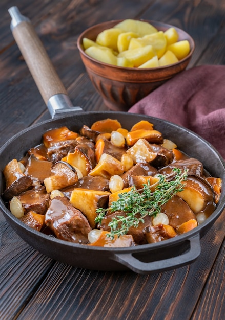 Beef bourguignon - estofado de ternera francés en la sartén