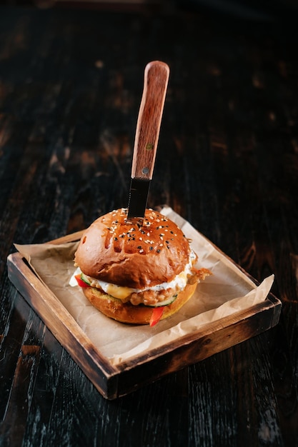Beef Burger auf Holztisch Pub-Menü-Konzept